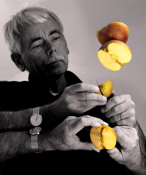 Portrait des Fotografen Rainer Bergner mit Apfel